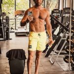 Sebastián Rulli Instagram – Si eres de esos que se mata en el gym haciendo ejercicios para pierna y no crecen, desliza ⬅️ para ver lo que te recomiendo hacer! #pataflaca #lifestyle #nuncaterindas #smile #happyday #siguemeparamasconsejos 😄🤪 Piernas Hermosas