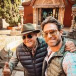 Sebastián Rulli Instagram – Querido Papá @oscarabelrulli !
Hoy, en tu cumpleaños, quiero dedicarte estas palabras llenas de amor y gratitud. 
Eres mi superhéroe incansable, un hombre de palabra que nunca deja de luchar por lo que cree y siempre ve el lado positivo de la vida.
Tu fuerza, tu dedicación y tu amor incondicional son inspiradores para todos aquellos que tenemos la suerte de tenerte cerca. Siempre estás ahí para apoyarnos, guiarnos y enseñarnos con tu ejemplo.
Tu positivismo y tu actitud resiliente nos enseñan a nunca darnos por vencidos y a enfrentar cada desafío con valentía.
En este día especial, quiero desearte el más feliz de los cumpleaños. Que sea un año lleno de bendiciones y que se te devuelva todo el amor y la alegría que nos das.
Gracias por ser el mejor padre que alguien podría desear. Te amo infinitamente y siempre estaré agradecido por todo lo que haces por nosotros.
Feliz cumpleaños, Papá!
#teamo #felizcumplepapá Tu Cumple Feliz