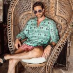 Sebastián Rulli Instagram – HOY ES MI CUMPLEAÑOOOOS!!🕺
Quiero expresar mi más profundo agradecimiento por todo lo que he recibido hasta ahora, y en particular, por tres tesoros invaluables para mi: la Salud, el Amor de mi Familia y Amigos y el apoyo inquebrantable de mis Fans.
La Salud es un regalo precioso que, a menudo, damos por sentado. En este cumpleaños, agradezco a mi cuerpo por ser un vehículo que me permite experimentar la maravilla de la vida. Valorar y cuidar mi bienestar físico y emocional se ha convertido en una prioridad, y espero seguir manteniéndolo para disfrutar de muchos años más de aventuras y logros.
Mi Familia y Amigos: mi roca y mi refugio, merecen un reconocimiento especial.
Gracias a mi amada mujer y compañera @angeliqueboyer , por su amor incondicional, paciencia y apoyo en cada paso de mi viaje. A mi extraordinario hijo @santiagorulligalliano , la luz de mi vida, por su alegría contagiosa y su amor infinito. Sin ustedes, mi vida carecería de sentido y propósito.
Y a todos mis fans, a quienes considero parte de mi familia extendida, les agradezco con el corazón lleno de gratitud. Sus muestras de apoyo, su entusiasmo y su lealtad…son el motor que impulsa mi carrera y alimenta mi pasión. No puedo expresar lo agradecido que estoy de tenerlos a mi lado, acompañándome en cada logro y desafío. Ese cariño me inspiran a seguir trabajando duro y superándome día tras día.
Prometo seguir esforzándome para ofrecerles lo mejor de mí.
Agradezco a todos los que han sido parte de mi vida y carrera hasta ahora. ¡Aquí estoy, celebrando 48 años llenos de gratitud y emoción por todo lo que está por venir!
#felizcumpleaños #blessed #graciasinfinitas #felizfelizfeliz #love #hbdtome🎉 
#sigoaprendiendoavivir #48 Mi Cumpleaños Feliz