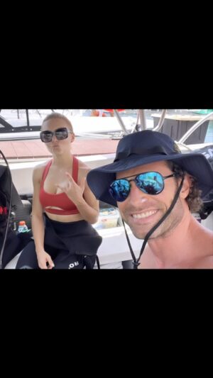Sebastián Rulli Instagram - Quiero llevarte a un sitio lejos de aquí y regalarte flores de mi jardín!! #palancarJardines #cozumel #scubadiving #love #couplegoals #lifestyle #avivirconamor