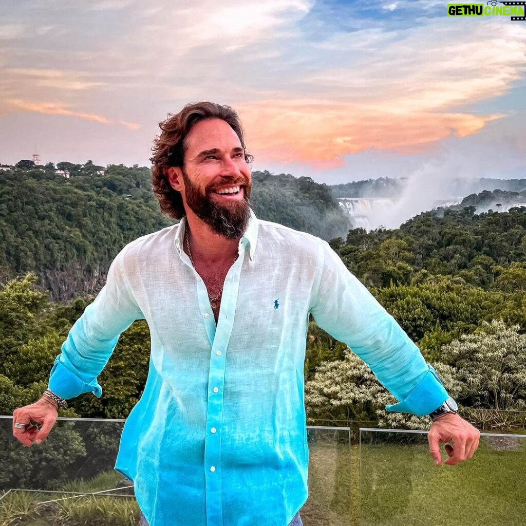 Sebastián Rulli Instagram - Detrás de cada sonrisa, hay una historia, un viaje y un montón de lecciones aprendidas!! #happysunday #smile #quebonitoeslobonito #cataratas Cataratas del Iguazu, Argentina