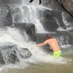 Sebastián Rulli Instagram - Las cataratas se disfrutan y contemplan más de lejos que de cerca!! … a menos que tengas algún tornillo flojo como yo🤪🤯🤦🏼‍♂️🤷‍♂️😄. #nohaganestoencasa #comefrutasyverduras #quemadrizametoco #iguazu #cataras #delejosdecercaydebajo 📸🎥 @angeliqueboyer Cataratas del Iguazu, Argentina