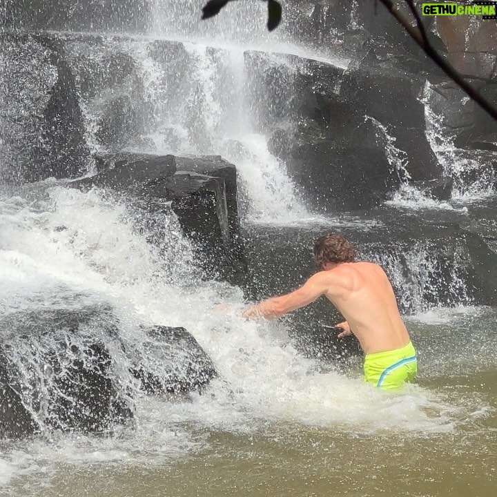 Sebastián Rulli Instagram - Las cataratas se disfrutan y contemplan más de lejos que de cerca!! … a menos que tengas algún tornillo flojo como yo🤪🤯🤦🏼‍♂️🤷‍♂️😄. #nohaganestoencasa #comefrutasyverduras #quemadrizametoco #iguazu #cataras #delejosdecercaydebajo 📸🎥 @angeliqueboyer Cataratas del Iguazu, Argentina