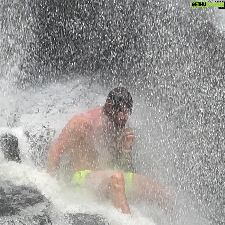 Sebastián Rulli Instagram - Las cataratas se disfrutan y contemplan más de lejos que de cerca!! … a menos que tengas algún tornillo flojo como yo🤪🤯🤦🏼‍♂️🤷‍♂️😄. #nohaganestoencasa #comefrutasyverduras #quemadrizametoco #iguazu #cataras #delejosdecercaydebajo 📸🎥 @angeliqueboyer Cataratas del Iguazu, Argentina