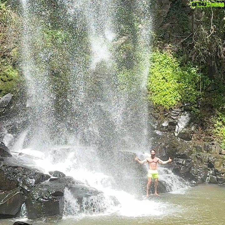 Sebastián Rulli Instagram - Las cataratas se disfrutan y contemplan más de lejos que de cerca!! … a menos que tengas algún tornillo flojo como yo🤪🤯🤦🏼‍♂️🤷‍♂️😄. #nohaganestoencasa #comefrutasyverduras #quemadrizametoco #iguazu #cataras #delejosdecercaydebajo 📸🎥 @angeliqueboyer Cataratas del Iguazu, Argentina