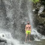 Sebastián Rulli Instagram - Las cataratas se disfrutan y contemplan más de lejos que de cerca!! … a menos que tengas algún tornillo flojo como yo🤪🤯🤦🏼‍♂️🤷‍♂️😄. #nohaganestoencasa #comefrutasyverduras #quemadrizametoco #iguazu #cataras #delejosdecercaydebajo 📸🎥 @angeliqueboyer Cataratas del Iguazu, Argentina