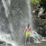 Sebastián Rulli Instagram - Las cataratas se disfrutan y contemplan más de lejos que de cerca!! … a menos que tengas algún tornillo flojo como yo🤪🤯🤦🏼‍♂️🤷‍♂️😄. #nohaganestoencasa #comefrutasyverduras #quemadrizametoco #iguazu #cataras #delejosdecercaydebajo 📸🎥 @angeliqueboyer Cataratas del Iguazu, Argentina