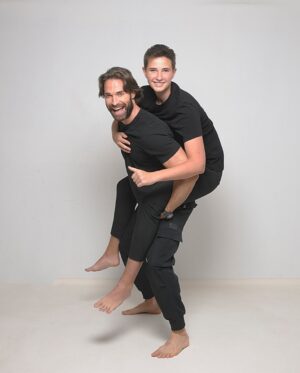 Sebastián Rulli Instagram - ¡Feliz cumpleaños Mi Príncipe @santiagorulligalliano !!Hoy celebramos 14 años de tu maravillosa presencia en nuestras vidas, y estoy lleno de felicidad y gratitud por tener el honor de ser tu padre. Desde el momento en que viniste al mundo, has iluminado nuestros días con tu sonrisa, tu bondad y tu espíritu valiente.
Ver cómo creces y te conviertes en el hombre increíble que eres, llena mi corazón de orgullo y emoción. Has demostrado ser un hijo dedicado, amoroso y lleno de pasión por la vida, y no puedo esperar para ver todo lo que el futuro tiene reservado para ti.
En este día especial, quiero que sepas lo mucho que te admiro y amo. Tu capacidad para enfrentar desafíos con valentía, tu bondad hacia los demás y tu ingenio admirable son cualidades que te hacen destacar como un ser humano excepcional.
Quiero recordarte que siempre estaré aquí para apoyarte, motivarte y amarte incondicionalmente. 
Que cada día esté lleno de experiencias emocionantes y logros que te llenen de orgullo.
Feliz cumpleaños, CAMPEÓN!!!Que este año sea maravilloso!!
Vas con todo Rulli!!!!
Te amo más de lo que las palabras pueden expresar.
#felizcumpleaños #fatherandson #mimejoramigo #teamohijo #14años