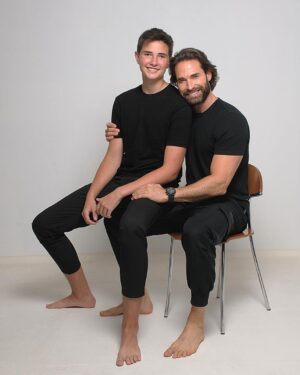 Sebastián Rulli Instagram - ¡Feliz cumpleaños Mi Príncipe @santiagorulligalliano !!Hoy celebramos 14 años de tu maravillosa presencia en nuestras vidas, y estoy lleno de felicidad y gratitud por tener el honor de ser tu padre. Desde el momento en que viniste al mundo, has iluminado nuestros días con tu sonrisa, tu bondad y tu espíritu valiente.
Ver cómo creces y te conviertes en el hombre increíble que eres, llena mi corazón de orgullo y emoción. Has demostrado ser un hijo dedicado, amoroso y lleno de pasión por la vida, y no puedo esperar para ver todo lo que el futuro tiene reservado para ti.
En este día especial, quiero que sepas lo mucho que te admiro y amo. Tu capacidad para enfrentar desafíos con valentía, tu bondad hacia los demás y tu ingenio admirable son cualidades que te hacen destacar como un ser humano excepcional.
Quiero recordarte que siempre estaré aquí para apoyarte, motivarte y amarte incondicionalmente. 
Que cada día esté lleno de experiencias emocionantes y logros que te llenen de orgullo.
Feliz cumpleaños, CAMPEÓN!!!Que este año sea maravilloso!!
Vas con todo Rulli!!!!
Te amo más de lo que las palabras pueden expresar.
#felizcumpleaños #fatherandson #mimejoramigo #teamohijo #14años