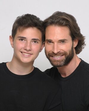 Sebastián Rulli Instagram - ¡Feliz cumpleaños Mi Príncipe @santiagorulligalliano !!Hoy celebramos 14 años de tu maravillosa presencia en nuestras vidas, y estoy lleno de felicidad y gratitud por tener el honor de ser tu padre. Desde el momento en que viniste al mundo, has iluminado nuestros días con tu sonrisa, tu bondad y tu espíritu valiente.
Ver cómo creces y te conviertes en el hombre increíble que eres, llena mi corazón de orgullo y emoción. Has demostrado ser un hijo dedicado, amoroso y lleno de pasión por la vida, y no puedo esperar para ver todo lo que el futuro tiene reservado para ti.
En este día especial, quiero que sepas lo mucho que te admiro y amo. Tu capacidad para enfrentar desafíos con valentía, tu bondad hacia los demás y tu ingenio admirable son cualidades que te hacen destacar como un ser humano excepcional.
Quiero recordarte que siempre estaré aquí para apoyarte, motivarte y amarte incondicionalmente. 
Que cada día esté lleno de experiencias emocionantes y logros que te llenen de orgullo.
Feliz cumpleaños, CAMPEÓN!!!Que este año sea maravilloso!!
Vas con todo Rulli!!!!
Te amo más de lo que las palabras pueden expresar.
#felizcumpleaños #fatherandson #mimejoramigo #teamohijo #14años