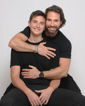 Sebastián Rulli Instagram - ¡Feliz cumpleaños Mi Príncipe @santiagorulligalliano !!Hoy celebramos 14 años de tu maravillosa presencia en nuestras vidas, y estoy lleno de felicidad y gratitud por tener el honor de ser tu padre. Desde el momento en que viniste al mundo, has iluminado nuestros días con tu sonrisa, tu bondad y tu espíritu valiente.
Ver cómo creces y te conviertes en el hombre increíble que eres, llena mi corazón de orgullo y emoción. Has demostrado ser un hijo dedicado, amoroso y lleno de pasión por la vida, y no puedo esperar para ver todo lo que el futuro tiene reservado para ti.
En este día especial, quiero que sepas lo mucho que te admiro y amo. Tu capacidad para enfrentar desafíos con valentía, tu bondad hacia los demás y tu ingenio admirable son cualidades que te hacen destacar como un ser humano excepcional.
Quiero recordarte que siempre estaré aquí para apoyarte, motivarte y amarte incondicionalmente. 
Que cada día esté lleno de experiencias emocionantes y logros que te llenen de orgullo.
Feliz cumpleaños, CAMPEÓN!!!Que este año sea maravilloso!!
Vas con todo Rulli!!!!
Te amo más de lo que las palabras pueden expresar.
#felizcumpleaños #fatherandson #mimejoramigo #teamohijo #14años