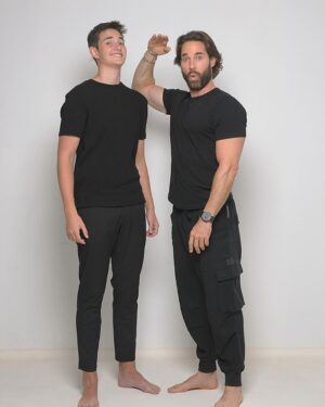 Sebastián Rulli Instagram - ¡Feliz cumpleaños Mi Príncipe @santiagorulligalliano !!Hoy celebramos 14 años de tu maravillosa presencia en nuestras vidas, y estoy lleno de felicidad y gratitud por tener el honor de ser tu padre. Desde el momento en que viniste al mundo, has iluminado nuestros días con tu sonrisa, tu bondad y tu espíritu valiente.
Ver cómo creces y te conviertes en el hombre increíble que eres, llena mi corazón de orgullo y emoción. Has demostrado ser un hijo dedicado, amoroso y lleno de pasión por la vida, y no puedo esperar para ver todo lo que el futuro tiene reservado para ti.
En este día especial, quiero que sepas lo mucho que te admiro y amo. Tu capacidad para enfrentar desafíos con valentía, tu bondad hacia los demás y tu ingenio admirable son cualidades que te hacen destacar como un ser humano excepcional.
Quiero recordarte que siempre estaré aquí para apoyarte, motivarte y amarte incondicionalmente. 
Que cada día esté lleno de experiencias emocionantes y logros que te llenen de orgullo.
Feliz cumpleaños, CAMPEÓN!!!Que este año sea maravilloso!!
Vas con todo Rulli!!!!
Te amo más de lo que las palabras pueden expresar.
#felizcumpleaños #fatherandson #mimejoramigo #teamohijo #14años