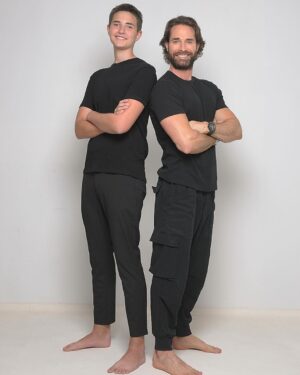 Sebastián Rulli Instagram - ¡Feliz cumpleaños Mi Príncipe @santiagorulligalliano !!Hoy celebramos 14 años de tu maravillosa presencia en nuestras vidas, y estoy lleno de felicidad y gratitud por tener el honor de ser tu padre. Desde el momento en que viniste al mundo, has iluminado nuestros días con tu sonrisa, tu bondad y tu espíritu valiente.
Ver cómo creces y te conviertes en el hombre increíble que eres, llena mi corazón de orgullo y emoción. Has demostrado ser un hijo dedicado, amoroso y lleno de pasión por la vida, y no puedo esperar para ver todo lo que el futuro tiene reservado para ti.
En este día especial, quiero que sepas lo mucho que te admiro y amo. Tu capacidad para enfrentar desafíos con valentía, tu bondad hacia los demás y tu ingenio admirable son cualidades que te hacen destacar como un ser humano excepcional.
Quiero recordarte que siempre estaré aquí para apoyarte, motivarte y amarte incondicionalmente. 
Que cada día esté lleno de experiencias emocionantes y logros que te llenen de orgullo.
Feliz cumpleaños, CAMPEÓN!!!Que este año sea maravilloso!!
Vas con todo Rulli!!!!
Te amo más de lo que las palabras pueden expresar.
#felizcumpleaños #fatherandson #mimejoramigo #teamohijo #14años