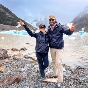Sebastián Rulli Instagram - Agradezco por estos momentos maravillosos que estamos compartiendo juntos. Viajar, conocer y gozar más del País que me vio nacer al lado del amor de mi vida es algo que me llena de dicha y gratitud. Cada momento que pasamos explorando nuevos lugares, probando deliciosa comida  y conociendo la cultura de Argentina, se convierte en un recuerdo invaluable que atesoraré por siempre.
Cada experiencia que compartimos en este hermoso país me permite verlo con nuevos ojos y apreciarlo mucho más. Desde los paisajes naturales impresionantes hasta la riqueza de nuestras tradiciones y costumbres, cada descubrimiento se vuelve aún más especial cuando lo comparto contigo “Mi Amor”  @angeliqueboyer 
Gracias por estar siempre dispuesta a explorar y descubrir junto a mí 
#AmorDeMiVida #AventuraJuntos #Gratitud #DescubriendoMiPaís #argentinasoshermosa 
#chalten #calafate #patagonia