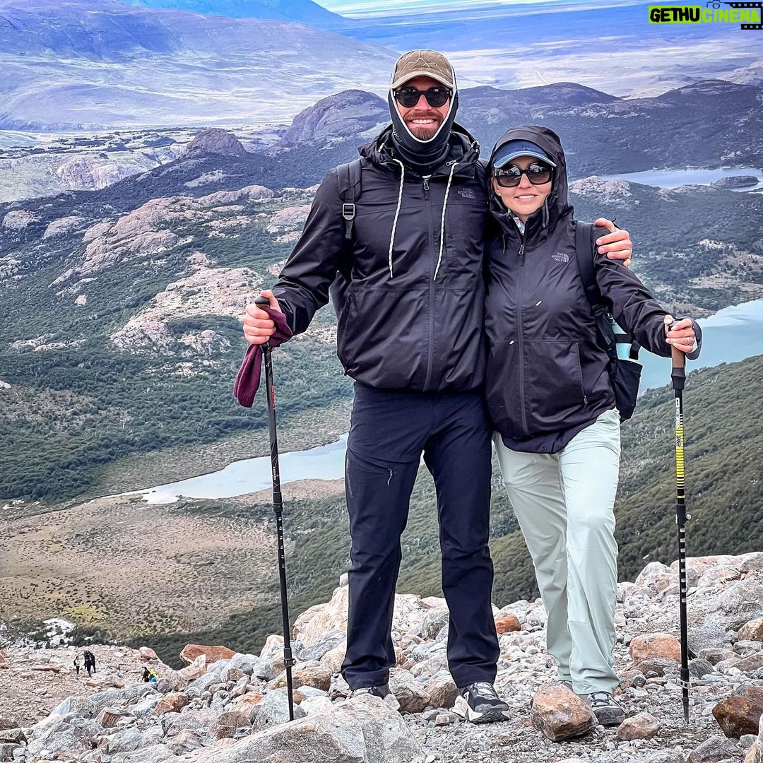 Sebastián Rulli - 621.1K Likes - Agradezco por estos momentos maravillosos que estamos compartiendo juntos. Viajar, conocer y gozar más del País que me vio nacer al lado del amor de mi vida es algo que me llena de dicha y gratitud. Cada momento que pasamos explorando nuevos lugares, probando deliciosa comida y conociendo la cultura de Argentina, se convierte en un recuerdo invaluable que atesoraré por siempre.
Cada experiencia que compartimos en este hermoso país me permite verlo con nuevos ojos y apreciarlo mucho más. Desde los paisajes naturales impresionantes hasta la riqueza de nuestras tradiciones y costumbres, cada descubrimiento se vuelve aún más especial cuando lo comparto contigo “Mi Amor” @angeliqueboyer
Gracias por estar siempre dispuesta a explorar y descubrir junto a mí
#AmorDeMiVida #AventuraJuntos #Gratitud #DescubriendoMiPaís #argentinasoshermosa
#chalten #calafate #patagonia