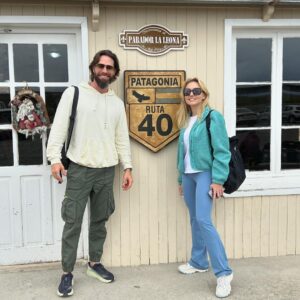 Sebastián Rulli Instagram - Agradezco por estos momentos maravillosos que estamos compartiendo juntos. Viajar, conocer y gozar más del País que me vio nacer al lado del amor de mi vida es algo que me llena de dicha y gratitud. Cada momento que pasamos explorando nuevos lugares, probando deliciosa comida  y conociendo la cultura de Argentina, se convierte en un recuerdo invaluable que atesoraré por siempre.
Cada experiencia que compartimos en este hermoso país me permite verlo con nuevos ojos y apreciarlo mucho más. Desde los paisajes naturales impresionantes hasta la riqueza de nuestras tradiciones y costumbres, cada descubrimiento se vuelve aún más especial cuando lo comparto contigo “Mi Amor”  @angeliqueboyer 
Gracias por estar siempre dispuesta a explorar y descubrir junto a mí 
#AmorDeMiVida #AventuraJuntos #Gratitud #DescubriendoMiPaís #argentinasoshermosa 
#chalten #calafate #patagonia