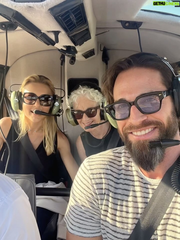 Sebastián Rulli Instagram - Viviendo la aventura de ver Buenos Aires desde las alturas junto a mi increíble madrina @monicagonzalez6502 y mi amada @angeliqueboyer ! 🚁 🌆 Cada momento cuenta y perdura cuando se comparte con amor! #BuenosAires #AventuraAérea #AmorPorLosViajes” Buenos Aires, Argentina