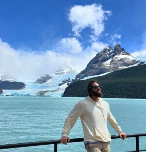 Sebastián Rulli Instagram - Calafate!! Un lugar en el mundo que hay que conocer. 
“Argentina Sos Hermosa” !! 
#argentinasoshermosa #besosdeamor