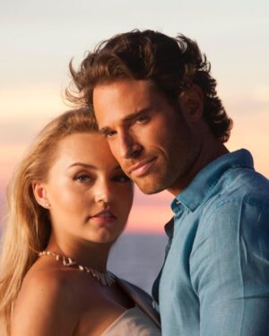Sebastián Rulli Instagram - Hoy se cumplen 10 años del estreno de la Novela “Lo que la Vida me Robó”. Una historia fuertísima y apasionante que disfruté como ninguna otra. 
Alejandro Almonte… de los personajes favoritos en mi carrera. 
El elenco seguimos conectados y activos en un chat que amo y disfruto mucho. Esa vibra entre todos fue la magia que contagió al público.
Y obvio la pareja entre Montserrat y Alejandro fue algo que nos ayudó a conocernos más como compañeros a Angy y a mi y nos impulsó a  hacer teatro juntos y luego…. Todo comenzó entre los 2❤️❤️❤️❤️.
Recordar es volver a vivir!! #quebonitoeslobonito #10años #loquelavidamerobo #telenovelafavorita #montserratyalejandro