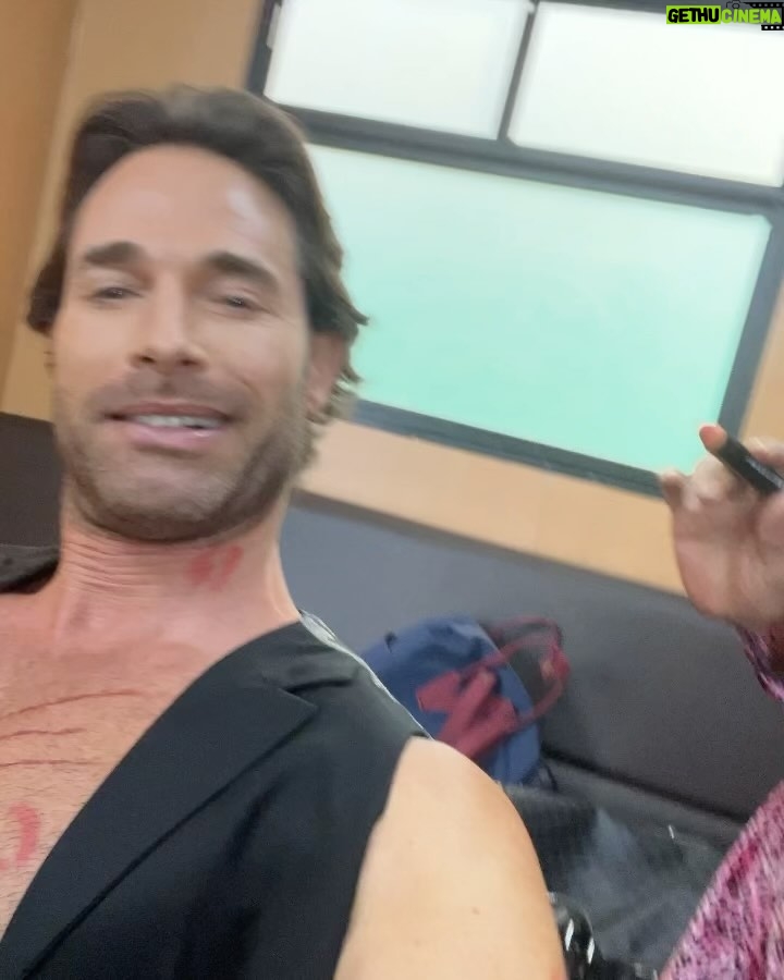 Sebastián Rulli Instagram - Si esto les parece divertido… no se pierdan hoy el estreno de “está Libre” Mi querida @patriciareyesspindola se ofreció a caracterizarme antes de las escenas que teníamos que grabar. Fuimos un equipo muy profesional y entregado (como pueden ver). Se necesitaba confianza para la secuencia que nos esperaba🤪😂😂. Esta serie cómica, escrita y dirigida por mi buen amigo Curiel los va a divertir mucho. Gracias por haberme dado el honor de ser el invitado especial del primer capitulo. Mucho éxito @ricardopolanco_ , @patriciareyesspindola , @curieldeicaza y resto del equipo. Estreno Jueves 5 de octubre 23hs @canalestrellas Estreno Mundial