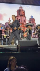 Sebastián Yatra Instagram - Gracias por todo estos días @luismiguel !!! Verte ahí arriba es todo lo que está bien, mucho para aprender ✨🤯 eres una verdadera inspiración y tu generosidad y pasión por lo que haces me dejan sin palabras🙏🏻 San José, Costa Rica