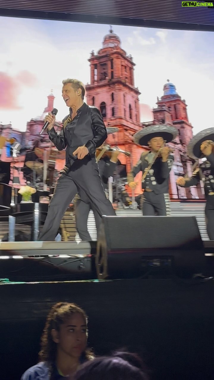 Sebastián Yatra Instagram - Gracias por todo estos días @luismiguel !!! Verte ahí arriba es todo lo que está bien, mucho para aprender ✨🤯 eres una verdadera inspiración y tu generosidad y pasión por lo que haces me dejan sin palabras🙏🏻 San José, Costa Rica