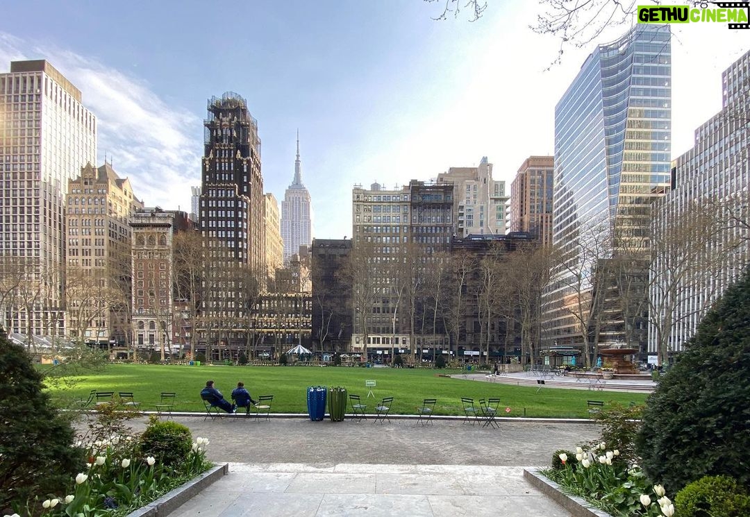 Sebastian Stan Instagram - Thinking of NYC today 🙏🏻 #NeverForget