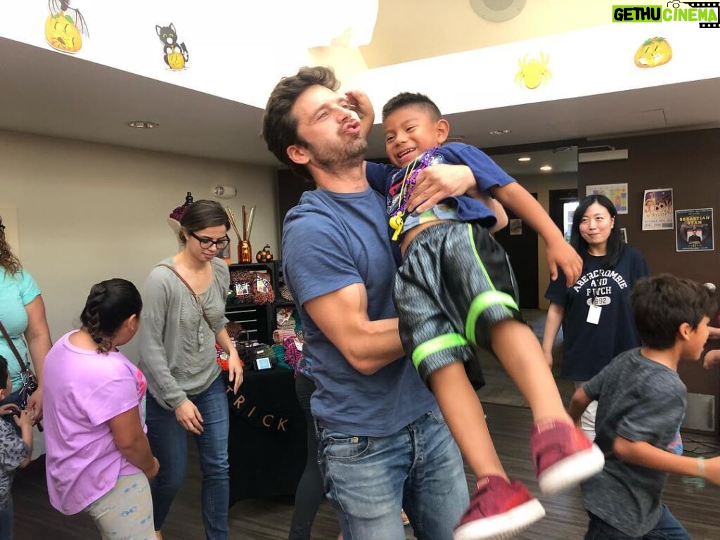 Sebastian Stan Instagram - Thank you @losangelesrmh for letting me crash your Halloween pumpkin party today and for making me feel so welcome!!! Hope to return soon. @losangelesrmh provides housing and support services to families with critically-ill children. There are over 365 houses worldwide. The LA house serves 75 families per night. One of the easiest ways you can get involved with the Ronald McDonald House is to volunteer to cook and serve meals to their guest families. In LA they call it the Meals of Love program. It’s a really easy way to take some stress off of their families and it helps create a community of support. #mealsoflove #keepingfamiliesclose #larmh
