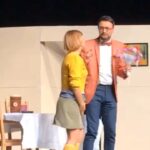 Seda Demir Instagram - Düşürür de düşünürsün ☺️...Günün sorusu ozmn ..Deli gibi sevmek mi yoksaaa deli gibi sevilmek mi ? ( videodaki tatlı arkadaşlarım @fatihayhan28 ve @serdarsevtekin sevgiler#🎭 #evlilikcurcunası #🎭 #tiyatro #şarkı #betülbaşak @sevtekinfikirsanattiyatrosu #sevtekinfikirsanattiyatrosu