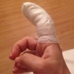 Seda Demir Instagram - Anlatayim; telefonum bozuldu ve sim kartımı çıkarmak için #toplu #iğne ile bastırma işlemini yapıyordum ki topunu ortadan ikiye kırıp parmağıma , #kemiğe kadar saplandı #vicdansız #iğne! Olaylar #dün oluyor acildeydim! İğne görünce #bayılan ben #tıpış #tıpış bayılmadan metrolarda elimde iğne ile turladım ve daha da kötüsü #iki tane daha #büyük #iğne yiyerek #senelik iğne yeme #hakkımı #doldurarak bir ara gözlerimi kararttım.#Komik olan kısmı ise topuyla birlikte girdiğini düşünmem oldu 😂🙈#hiç aklıma gelmedi toplu iğnenin o top kısmını #kırılacağı .🤔Hatta top kısmı #plastik olduğu için #röntgen de görünmüyor bile dedik #doktor larla birlikte😂😂🙈 #Olay #mahalini incelerken bulduğum #top kısmını #saklıyorum tabi ki 🤗(Tarihe #not düştüm bu da başıma gelmedi değil) #balıkolsamvapurçarpar #sağlıksigortası nınyüzüolabilirim hatta #konu #bulmak için #beni #incelesinler 😂#bendeniyisinibulamazlar