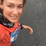 Seda Demir Instagram - İlk yağmurlu yarışımdı. Son son daha çabuk bitsin diye koşmaya başladım bile diyebilirim😬 ama sonundaki mutluluk her zaman ki gibi tarif edilemez ❤️fotoların sonundaki video şaka maka☺️🤫(genel klasman kadınlarda 10. olmuşum yani yaş grubu olsaymış 🏆gelirmiş (ama tabi ki yaş kategorisi yok çünkü ben kupa kazanmak istiyorum😭ve yine kupa kaçar)-genel klasmanda ilk5 zati 20 li yaşlardaki atletler -prensip olarak geçmiyorum🤥😁)#runner #runninggirl #runnergirl #run #running