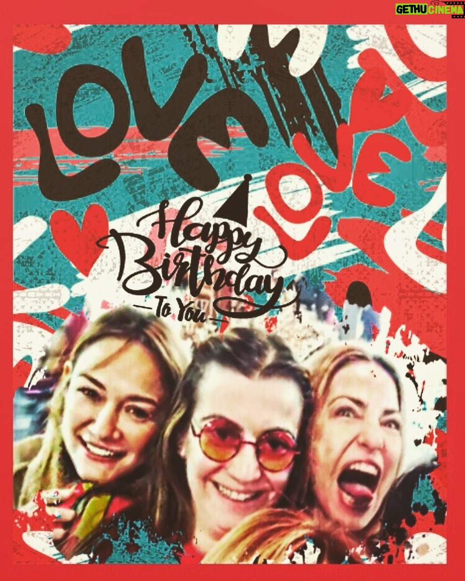 Seda Demir Instagram - Love,love,love...Üç farklı kızın hikayesi yakında vizyonda 😂Film afişi gibi oldu😬🎉🎂İyi ki doğmuşsun Şirinim, iyi ki tanımışız ! İyi ki bu kadar güzel insansın.Gönlünden geçen herşey seninle olsun🙏🏻❤️🙏🏻#happybirthday