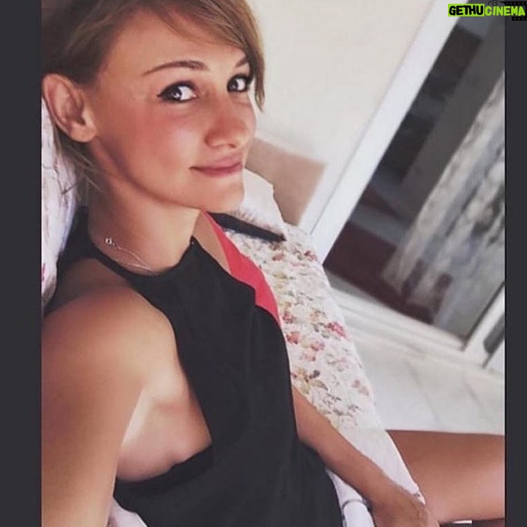 Seda Demir Instagram - ☺️☺️☺️gülüyorum ama neye ? Ah ah..! Gülmeli mi ağlanacak halimize ? 🤷🏼♀️ Bilemedim...Ama bir gülme geliii🙈