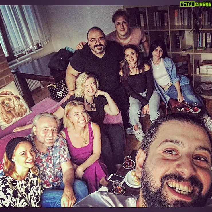 Seda Demir Instagram - 🥰Bu resimdeki HERKESİ SEVİYORUM 🥰 Özlemişim çokkk🤗Sonunda kavuştuk🎉🥳 #tiyatro #tiyatroretorik #🎭#arkadaşlık #sen #ne #güzel #birşey sin öyle😊