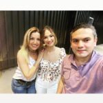 Seda Demir Instagram - Bugün @apara nın, #bizbize programındaydık. Sevgili @tarikpapuccuogluofficial 💕 ve sevgili @ersinnkorkut 💕 ile 🙏🏻 3 HAZİRANDA #şimdiyandık filmimiz sinemalarda .Komedi türündeki filmimiz @simdiyandikofficial sizleri bekliyor olacak.🎬🎬🎬💕@onnmedya @onuraldogan @ebrukucukakar @ebrukucukakarmenajerlik 🙏🏻💕🧿