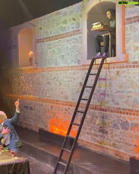 Seda Demir Instagram - Sevgili arkadaşım @emreekoc u izledikten sonra böyle bir insanı tanıdığım için gurur duydum gerçekten.Bu kadar yetenekli aynı zamanda o kadar da mütevazi olabilen nadir insanlardan👏🏻🙏🏻Harika bir oyun ,harika oyunculuklar ,harika bir ekipti #kazanova #tiyatro 🎭🎭🎭🎭🎭👏🏻👏🏻👏🏻