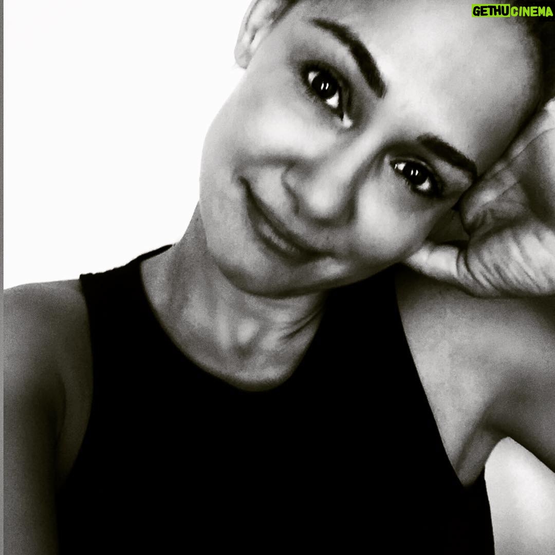 Seda Demir Instagram - Uykulu gözlerle döndüm rüyamdan 🎤🎤