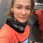 Seda Demir Instagram - İlk yağmurlu yarışımdı. Son son daha çabuk bitsin diye koşmaya başladım bile diyebilirim😬 ama sonundaki mutluluk her zaman ki gibi tarif edilemez ❤️fotoların sonundaki video şaka maka☺️🤫(genel klasman kadınlarda 10. olmuşum yani yaş grubu olsaymış 🏆gelirmiş (ama tabi ki yaş kategorisi yok çünkü ben kupa kazanmak istiyorum😭ve yine kupa kaçar)-genel klasmanda ilk5 zati 20 li yaşlardaki atletler -prensip olarak geçmiyorum🤥😁)#runner #runninggirl #runnergirl #run #running