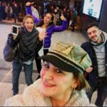 Seda Demir Instagram - #Balık olsam #vapur çarpar diyorum da inanmıyorsunuz:)#Dün Samsun’dan İstanbul’a gidişimizi bir anlatayim ozmn.Uçağa bindik pilotumuzun #müthiş yeteneği ile daha kalkamadan #kaza yaptı.Geri geri giderken birşeye #çarptı:) Sonra yakıt boşalt tekrar al derken #sohbet başladı .Yanımda oturan beyfendinin de zamanında uçağına 🌩 #yıldırım 🌩 çarptığını arkada oturan beyfendinin de eskiden bindiği bir uçağının ☠️#korsanlar ☠️tarafından kaçırıldığını öğrenmem çok keyif vericiydi 😱#Kaderin #bir #cilvesi olarak hepimiz buluşmuştuk #aynı uçakta:)Ortak özelliğimiz #acil #çıkışta oturmamız herhalde:) Maceradan hoşlanmam #sık #sık karşılaştığım bu tip şeylerden ötürü sanırım☺️Neyse üstümdeki gerginliğe #wc molası vermek için kalktığım sırada uçağın #sağlam bir #türbülansa girmesiyle nerdeyse #yere oturacaktım ki #bu #tarz şeyler #eğlenceli de geldiğinden #yürümek istedim ama koltuklara tutunurken bir arkadaşın #gözüne #parmağımı #sokmuş #bulundum😨 Sonrasında uçaktakilerin can güvenliği için 🙈🐵 beni tutan host ile bir yere oturduk .Kısaca bir şekilde inişimizi gerçekleştirebildik.Bir #uçak yolculuğu ne kadar eğlenceli olabilirdi ki 😂Bence en fazla bu kadar🤣