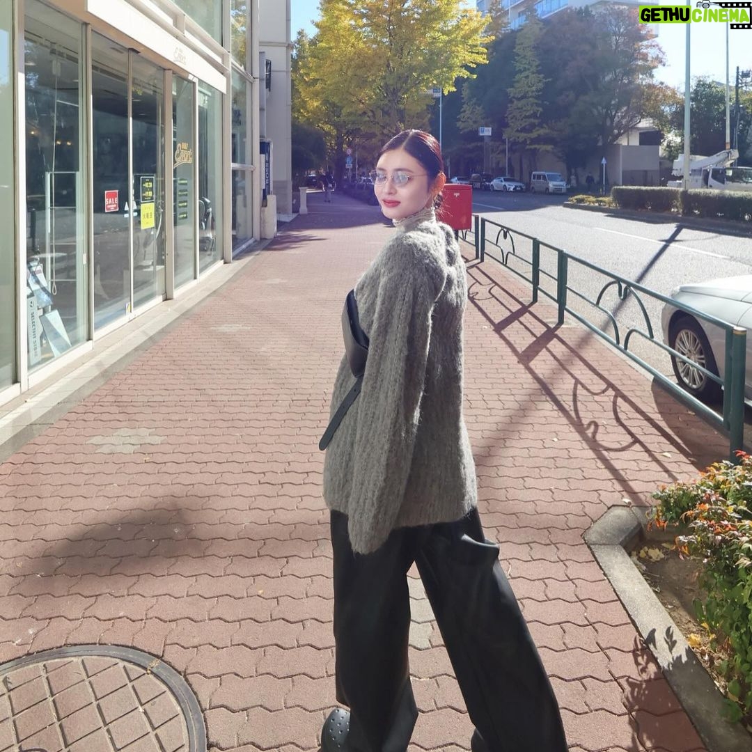 Seika Furuhata Instagram - ⠀ 休日のお出かけ~♪ この日はうちらが大好きな鰻を食べに行ったら 紅葉が綺麗でなんかめっちゃ得した気分☺️🍁 安定に鰻はテカテカで綺麗だし 美味しすぎた🥺🙏 ご飯食べる前は血糖値をがん!ってあげたくないから必ず酵素を摂取する用にしてる🙆♀️✨ 粉末タイプだからお水ですぐ溶けるし持ち運びにもぴったり👌 年末は忘年会とか爆食が続くと思うのでちょっとしたお守り代わりにオススメ🙌 真っ黒だから味は??って思うかもだけど、、、笑 これがフルーティーで美味しいの🤣❤️ 置き換えにもいいかも♪ #PR#サポート酵素ドリンク#炭酵素#ドクターズナチュラルレシピ