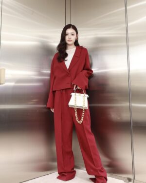 Seika Furuhata Instagram - ⠀
@fendi 

表参道店がリニューアルして初めておじゃまさせて頂きました♡

いつも前通るとすっごくいい香りがするんだよね☺️🪷

2023年ウィンターコレクションのアイテムとっても上品で可愛かった💕

また来年のコレクションも楽しみだなぁ~♪

#PR#FendiWinter#FENDI