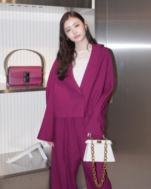 Seika Furuhata Instagram - ⠀
@fendi 

表参道店がリニューアルして初めておじゃまさせて頂きました♡

いつも前通るとすっごくいい香りがするんだよね☺️🪷

2023年ウィンターコレクションのアイテムとっても上品で可愛かった💕

また来年のコレクションも楽しみだなぁ~♪

#PR#FendiWinter#FENDI