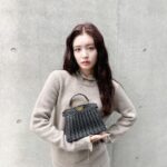 Seika Furuhata Instagram – ⠀
#FendiSS24

イタリアのコレクションだともうSSなんだって🥺✨

すごいよね!!!はやいなぁ~🧐✨

ベージュのセットアップに小物はブラックでまとめるシンプルさ
めっちゃタイプ過ぎました💕💕

Fendi Show
2023.9.20 21:00〜 fendi.comでライブ配信されるみたいです🥰
楽しみだね♪

#PR#fendi