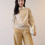 Seika Furuhata Instagram - ⠀ @uniqlo_jp @uniqlo_with これからの季節にぴったりなUNIQLO スウェット3選🙆‍♀️✨　 ・LOOK1 スウェットシャツ 　　　　31 BEIGE Sサイズ ¥2,990（税込） →メンズアイテムだとサイズにゆとりが出来て重ね着が出来るのも◎ トーンを合わせると簡単にオシャレに見える✌️ ・LOOK2　スウェットクルーネックシャツ 　　　　00 WHITE Sサイズ ¥2,990（税込） →ふんわり柔らかくて着心地がいいしコロンとしたシルエットで着丈が長く作られてるの♪ ・LOOK3 スウェットプルパーカ 　　　　09 BLACK Sサイズ ¥3,990（税込） →これもメンズアイテムだからパートナーと共有するのも良し👌メンズアイテム×スカートの組み合わせは定番でやっぱり可愛い♡ デザインがシンプルだから合わせやすいし、ノームコアファッションとの相性も良くて着回しも出来るから １つ持ってるととっても便利だと思う♡ カラーのスウェットもとっても可愛かったよぉ☺️🩷🩷 #PR#UNIQLO#lookbook#reel#ootd#fashion#ユニクロ#春服#スウェット#ノームコア