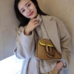 Seika Furuhata Instagram - ⠀ 最近引っ越してちょっと丁寧な暮らし??笑を心がけてまして、、、、笑🤣🤣 （いつまで続くかわからんけどwww） ご飯もキッチンじゃなくてちゃんとダイニングテーブルで食べるというレベルに達しました😌✌️ あと洗濯物にお気に入りの柔軟剤を入れたり♪ 着る時にふわっと優しく香るっていいなぁって思って☺️☀️ @fadrichotel は見た目もオシャレでインテリアに馴染むデザインなのもお気に入りだし、 香りが本当に感動的なの🥹✨ 私は結構白派なんだけど、旦那はブルー派みたい♪ 爽やかで甘すぎない感じが万人受けするけど、 海外のホテルにいるような特別感を感じられるから この香りは一回試してみてほしい♡ ファブリックミストも気楽に使えるからオススメ🙆‍♀️✨ アイテム１つでここまでライフスタイルを楽しめるって大きい事だよね😌🙏 これから色々試行錯誤していきたいと思います🫡✨ 全国のバラエティショップやドラッグストアで購入出来るので良かったら~♪ #FADRICHOTEL #柔軟剤 #フレグランス