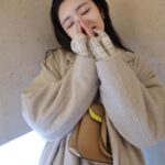 Seika Furuhata Instagram - ⠀ 最近引っ越してちょっと丁寧な暮らし??笑を心がけてまして、、、、笑🤣🤣 （いつまで続くかわからんけどwww） ご飯もキッチンじゃなくてちゃんとダイニングテーブルで食べるというレベルに達しました😌✌️ あと洗濯物にお気に入りの柔軟剤を入れたり♪ 着る時にふわっと優しく香るっていいなぁって思って☺️☀️ @fadrichotel は見た目もオシャレでインテリアに馴染むデザインなのもお気に入りだし、 香りが本当に感動的なの🥹✨ 私は結構白派なんだけど、旦那はブルー派みたい♪ 爽やかで甘すぎない感じが万人受けするけど、 海外のホテルにいるような特別感を感じられるから この香りは一回試してみてほしい♡ ファブリックミストも気楽に使えるからオススメ🙆‍♀️✨ アイテム１つでここまでライフスタイルを楽しめるって大きい事だよね😌🙏 これから色々試行錯誤していきたいと思います🫡✨ 全国のバラエティショップやドラッグストアで購入出来るので良かったら~♪ #FADRICHOTEL #柔軟剤 #フレグランス
