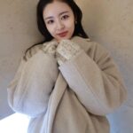 Seika Furuhata Instagram - ⠀ 最近引っ越してちょっと丁寧な暮らし??笑を心がけてまして、、、、笑🤣🤣 （いつまで続くかわからんけどwww） ご飯もキッチンじゃなくてちゃんとダイニングテーブルで食べるというレベルに達しました😌✌️ あと洗濯物にお気に入りの柔軟剤を入れたり♪ 着る時にふわっと優しく香るっていいなぁって思って☺️☀️ @fadrichotel は見た目もオシャレでインテリアに馴染むデザインなのもお気に入りだし、 香りが本当に感動的なの🥹✨ 私は結構白派なんだけど、旦那はブルー派みたい♪ 爽やかで甘すぎない感じが万人受けするけど、 海外のホテルにいるような特別感を感じられるから この香りは一回試してみてほしい♡ ファブリックミストも気楽に使えるからオススメ🙆‍♀️✨ アイテム１つでここまでライフスタイルを楽しめるって大きい事だよね😌🙏 これから色々試行錯誤していきたいと思います🫡✨ 全国のバラエティショップやドラッグストアで購入出来るので良かったら~♪ #FADRICHOTEL #柔軟剤 #フレグランス