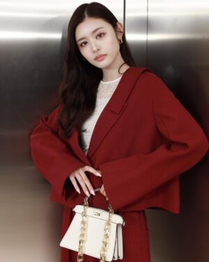 Seika Furuhata Instagram - ⠀
@fendi 

表参道店がリニューアルして初めておじゃまさせて頂きました♡

いつも前通るとすっごくいい香りがするんだよね☺️🪷

2023年ウィンターコレクションのアイテムとっても上品で可愛かった💕

また来年のコレクションも楽しみだなぁ~♪

#PR#FendiWinter#FENDI