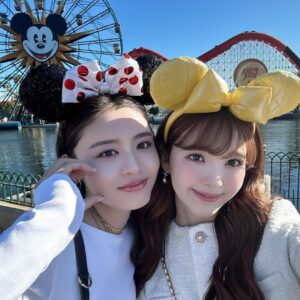 Seika Furuhata Instagram - ⠀
LA VLOGアップされたよぉ🥰🫶

人生初の海外ディズニー🐭🏰

チケット予約が本当にむずすぎて全部ニコがやってくれた🥹🙏

ありがとう泣、、、、、

そのお陰でスムーズに
アトラクション乗れて最高に楽しかったぁ🫶

#la#vivi#disneyworld#trip