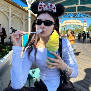 Seika Furuhata Instagram - ⠀
LA VLOGアップされたよぉ🥰🫶

人生初の海外ディズニー🐭🏰

チケット予約が本当にむずすぎて全部ニコがやってくれた🥹🙏

ありがとう泣、、、、、

そのお陰でスムーズに
アトラクション乗れて最高に楽しかったぁ🫶

#la#vivi#disneyworld#trip